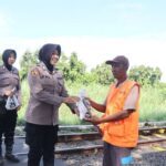 POLWAN POLRES PASURUAN BAGIKAN DAGING KURBAN KEPADA PENJAGA PERLINTASAN KA