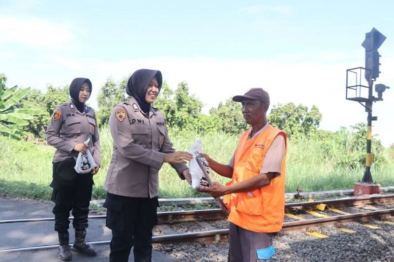 POLWAN POLRES PASURUAN BAGIKAN DAGING KURBAN KEPADA PENJAGA PERLINTASAN KA