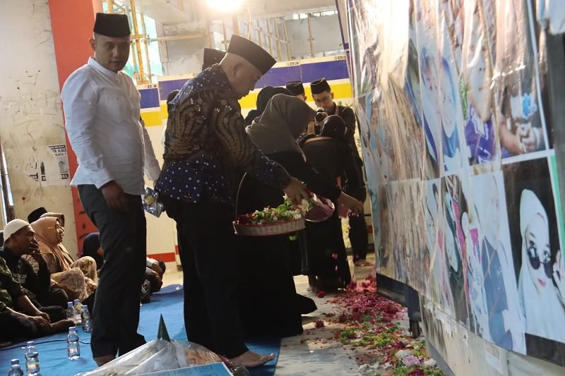 BUPATI MALANG HADIRI YASIN DAN TAHLIL DINA GEBLAG KELUARGA KORBAN TRAGEDI KANJURUHAN