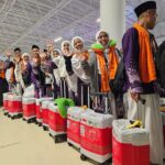 GELOMBANG PERTAMA JEMAAH HAJI KLOTER 1 EMBARKASI SURABAYA KEMBALI KE TANAH AIR