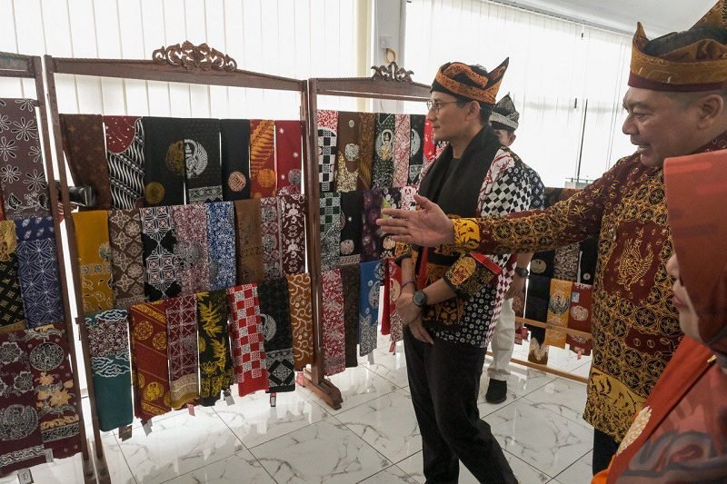 BANGKITKAN POTENSI EKONOMI KREATIF, SANDIAGA UNO PROMOSIKAN PRODUK FESYEN KHAS MALANG