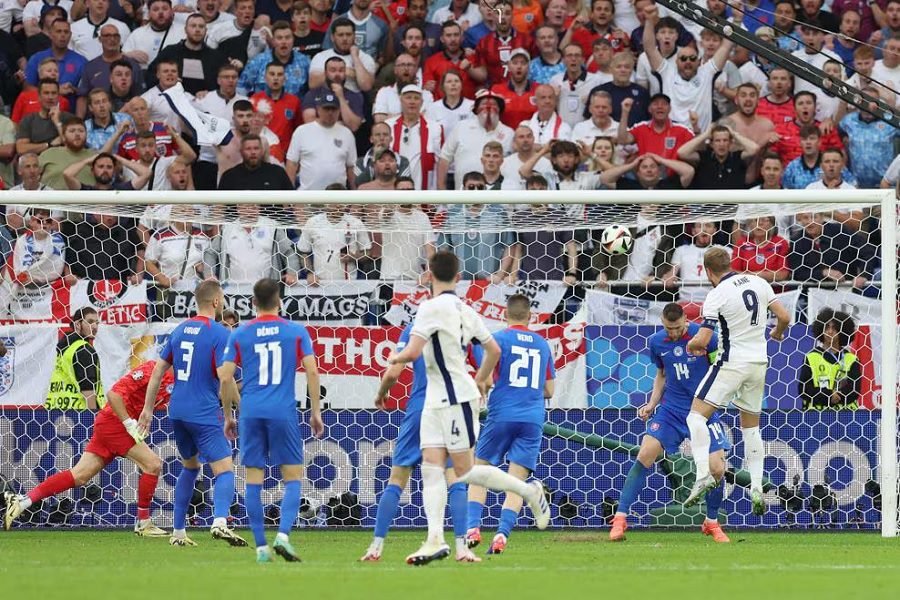 Sundulan Hary Kane berbuah gol