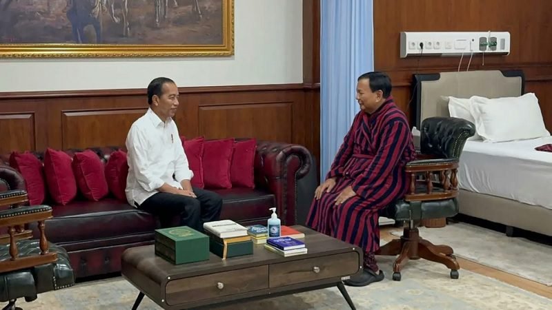 PRESIDEN JOKOWI JENGUK PRABOWO YANG BARU OPERASI KAKI DI RSPPN