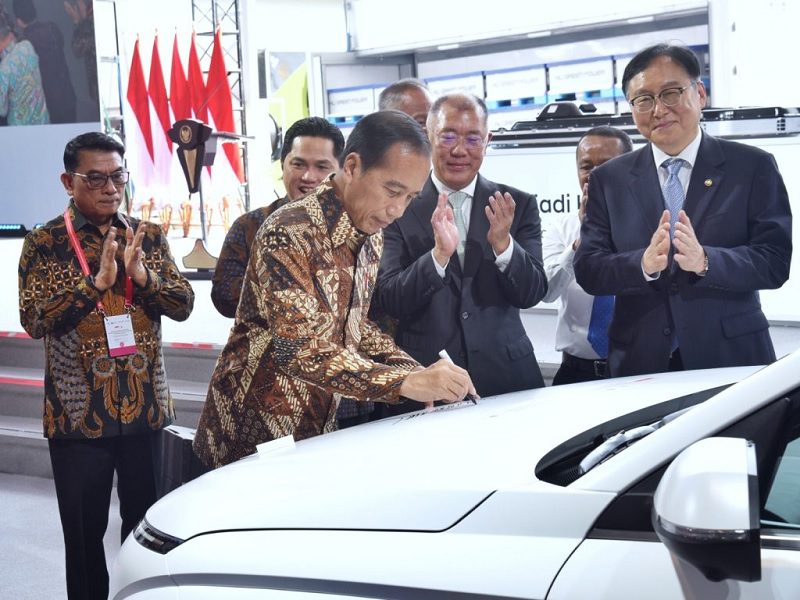 PRESIDEN JOKOWI RESMIKAN PABRIK BATERAI KENDARAAN LISTRIK PERTAMA DAN TERBESAR DI ASIA TENGGARA