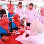 PEMPROV JATIM SERAHKAN BLT BAGI HASIL CUKAI TEMBAKAU PADA RIBUAN BURUH PABRIK ROKOK