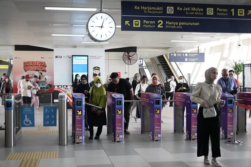 EFISIENKAN LAYANAN, KAI TERAPKAN TAP IN DAN TAP OUT DI STASIUN YANG SAMA