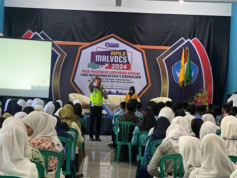 OPERASI PATUH SEMERU 2024, POLISI SOSIALISASI ‘SAFETY RIDING’ DI SMK MUHAMMADIYAH 5 KEPANJEN