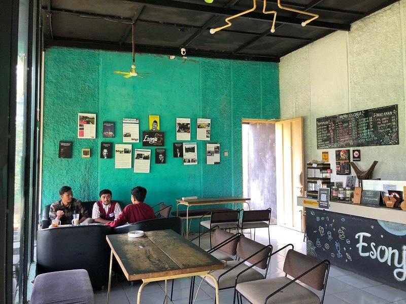 ESONJA, TEMPAT NGOPI YANG BEBAS DARI KEBISINGAN