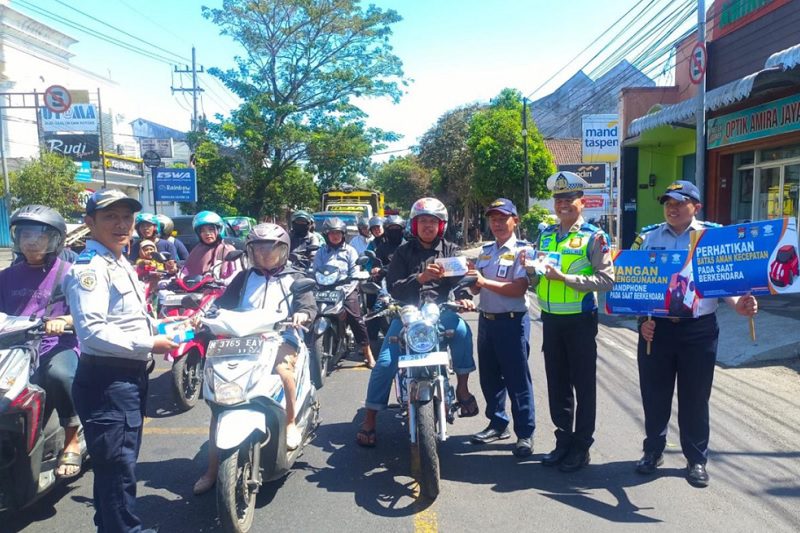 POLRES MALANG GENCARKAN EDUKASI LALU LINTAS DI OPERASI PATUH SEMERU 2024