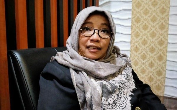 3042-Hikmah Bafaqih DPRD JATIM PERTANYAKAN ALASAN PENGHAPUSAN JURUSAN IPA,IPS, DAN BAHASA