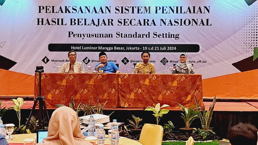 3047-M Sidik Sisdiyanto memberikan pengarahan KEMENAG SUSUN STANDARD SETTING SISTEM PENILAIAN HASIL BELAJAR SISWA MADRASAH