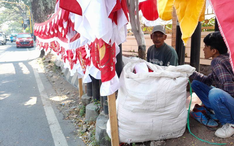 BERKAH HUT RI, PENJUAL BENDERA INI RAUP OMZET JUTAAN RUPIAH