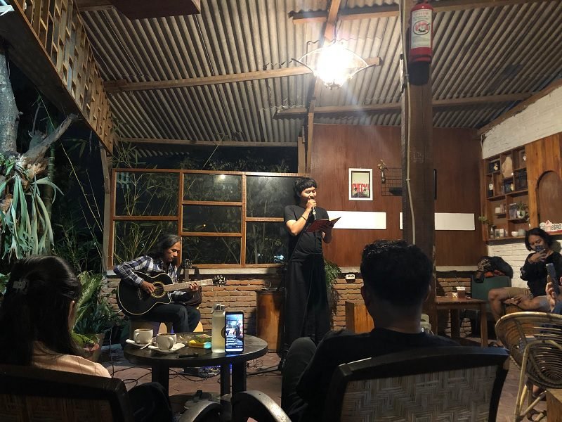 HIDUPKAN KEMBALI SEMANGAT KESUSASTRAAN, PEGIAT SASTRA PUISI DI KOTA MALANG MEMBACAKAN AYAT-AYAT CHAIRIL ANWAR.