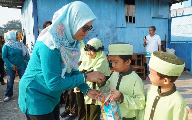 CEGAH STUNTING, PLN UP3 SERTA PIKK UP3 MALANG SALURKAN PAKET BINGKISAN BERGIZI