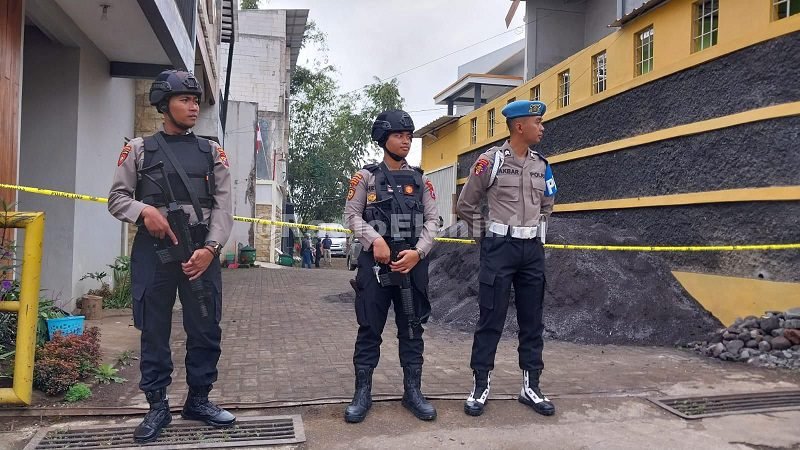 BATU GEMPAR: DENSUS 88 SITA BAHAN PELEDAK DI KONTRAKAN TERDUGA TERORIS