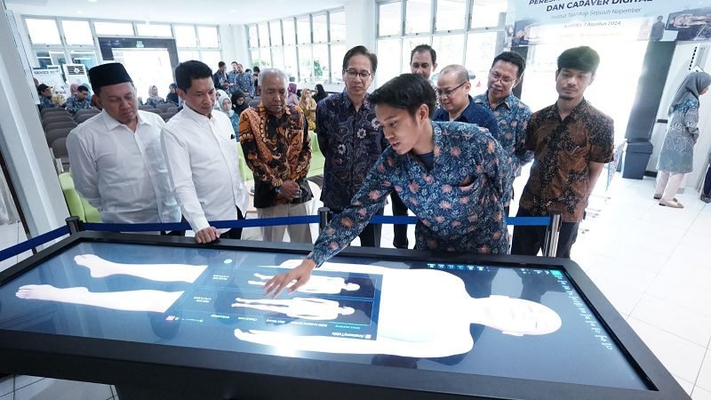 TUNJANG PEMBELAJARAN, FKK ITS RESMIKAN DISPLAY TEKNOLOGI DAN CADAVER DIGITAL