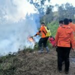 TIM BPBD JATIM PADAMKAN API KARHUTLA DI PENANJAKAN GUNUNG BROMO