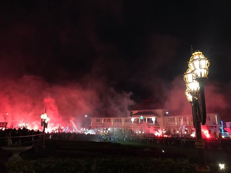 LAUTAN MANUSIA BIRUKAN BALAI KOTA MALANG