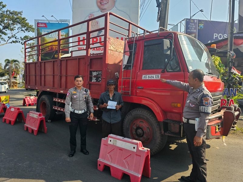 POLRES MALANG TINDAK TEGAS PENGENDARA TRUK OVERLOAD VIRAL