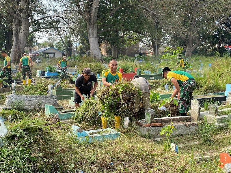 PEDULI LINGKUNGAN SEKITAR, PRAJURIT YONARHANUD 2 KOSTRAD GELAR KARYA BAKTI DI TPU KUTO BEDAH