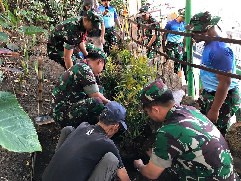 PENGABDIAN KEPADA MASYARAKAT KKL BINSAT DIKREG LXIV SESKOAD BERSAMA PRAJURIT YONARHANUD 2 KOSTRAD