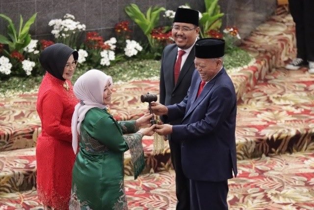 ANIK MASLACHAH–WARA SUNDARI RENI PRAMANA, KETUA DAN WAKIL KETUA DPRD JATIM SEMENTARA