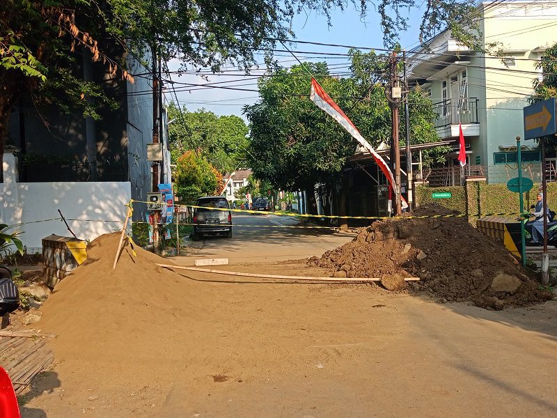 PERBAIKAN JALAN DAN DRAINASE DI CEMPAKA KUNING, WARGA MALANG SAMBUT POSITIF