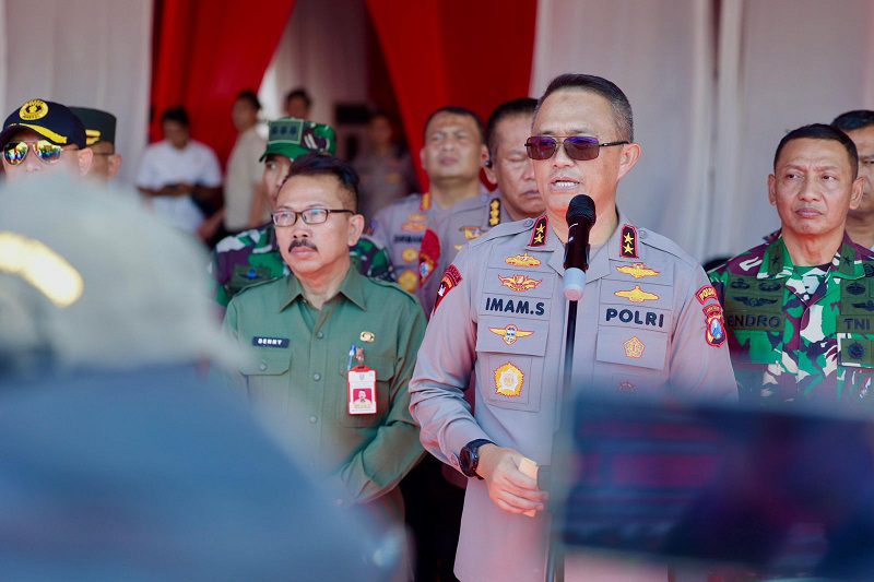 TINGKATKAN KEAMANAN PILKADA 2024: POLDA JATIM ADAKAN DEKLARASI DAMAI DAN SIMULASI SISPAMKOTA DI MADURA