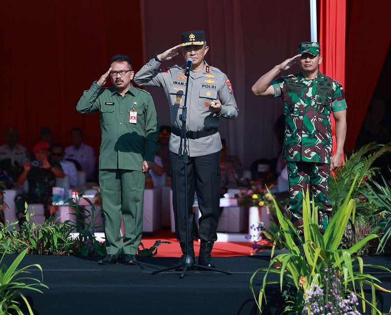 50A-POLDA JATIM TINGKATKAN KEAMANAN PILKADA 2024: POLDA JATIM ADAKAN DEKLARASI DAMAI DAN SIMULASI SISPAMKOTA DI MADURA