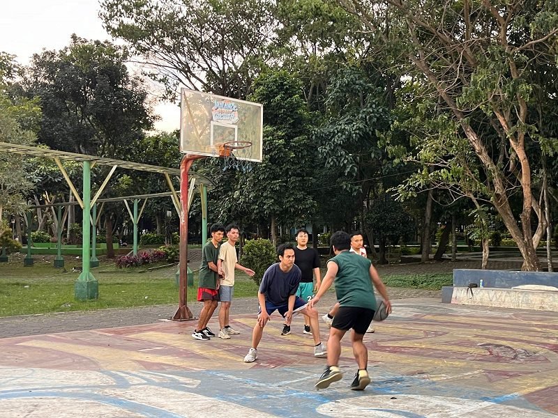 LAPANGAN BASKET YANG SEJUK NAN ASRI, TAMAN MERJOSARI MALANG MENJADI JUJUKAN PARA OLAHRAGAWAN