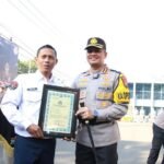 POLRESTA MALANG KOTA BERI PIALA PENGHARGAAN ANGGOTA BERPRESTASI