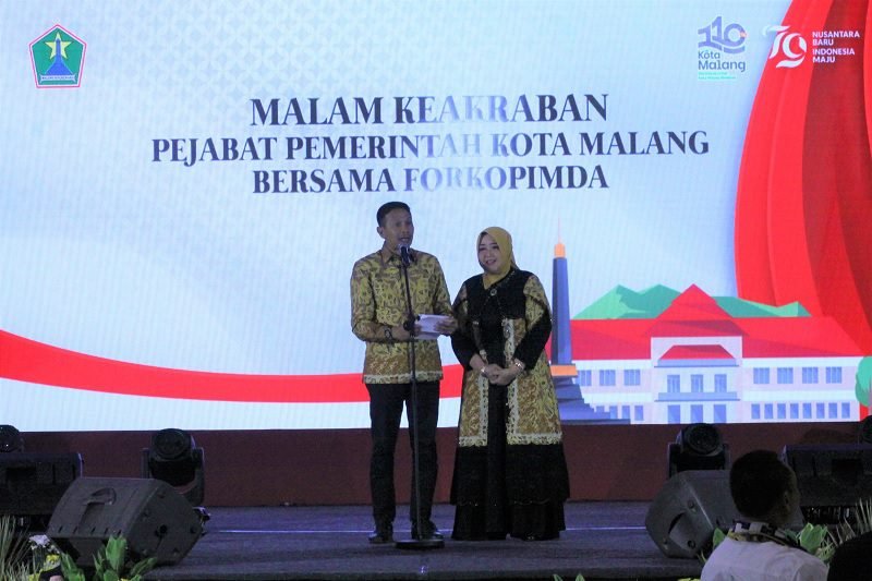 WAHYU HIDAYAT UNDUR DIRI, SEKDA ERIK BERI KENANGAN-KENANGAN ESTETIK