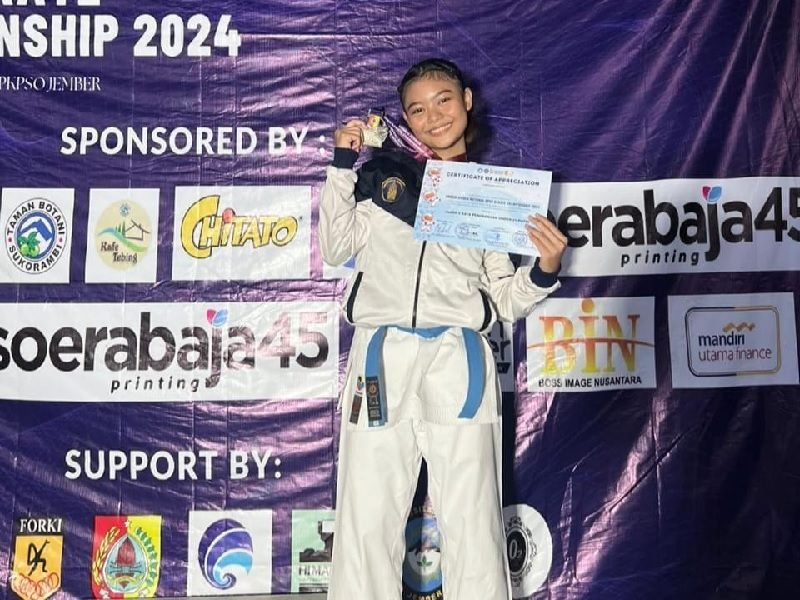THARYSA SALSABILA, MAHASISWI UNIVERSITAS BRAWIJAYA, RAIH EMAS DAN PERAK DI KEJUARAAN KARATE NASIONAL