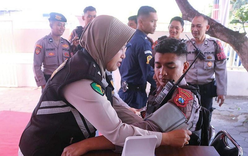 SIE DOKKES POLRESTA MALANG KOTA PASTIKAN KESEHATAN ANGGOTA OMP SEMERU 2024 PRIMA DI KPUD