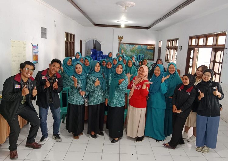 MAHASISWA UMM SELENGGARAKAN PENYULUHAN PENTINGNYA DIGITALISASI UMKM BERSAMA ANGGOTA PKK DESA BOCEK