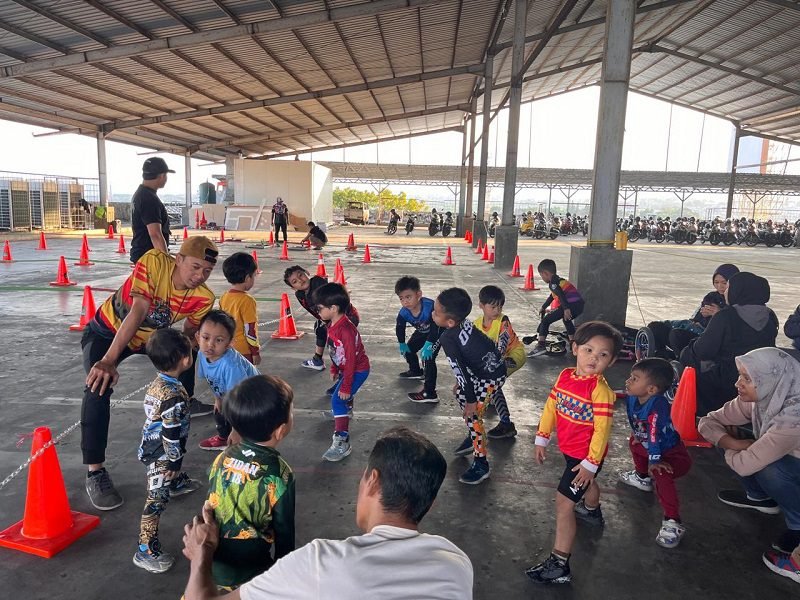 SEMANGAT ANAK. Peregangan otot sebelum main. Foto: Clara Song
