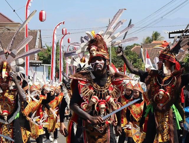 LESTARIKAN BUDAYA BANGSA : SMAN 1 BULULAWANG GELAR PAWAI BUDAYA