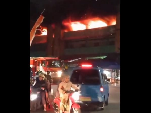 PASAR COMBORAN TERBAKAR HEBAT, API BERASAL DARI LANTAI ATAS