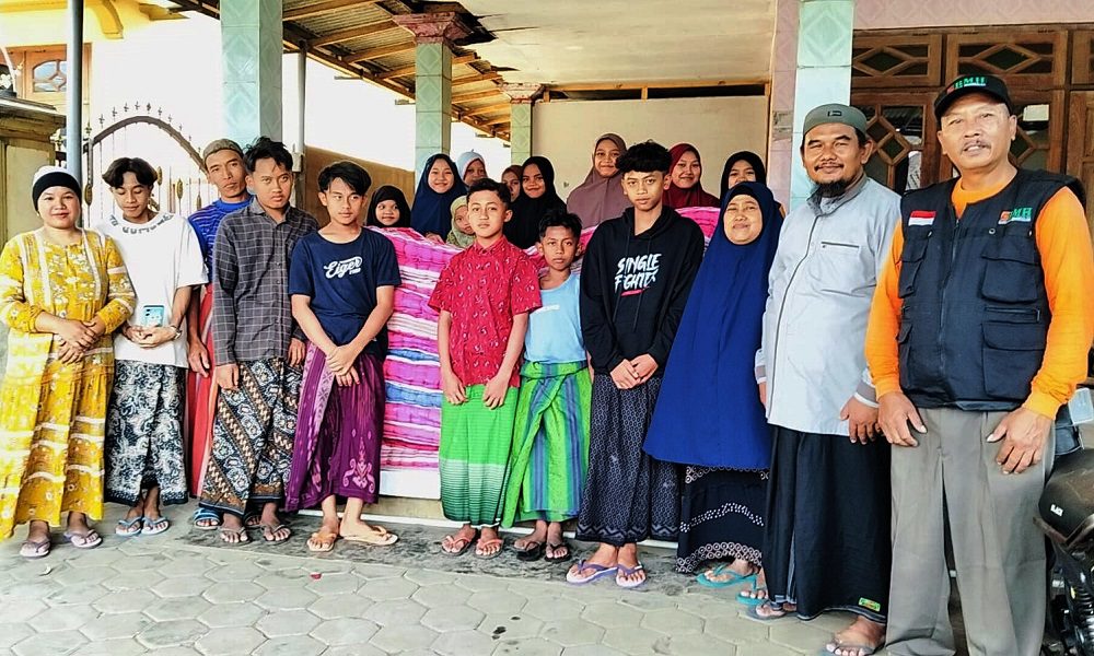 BERI BANTUAN KASUR, LAZNAS BMH HADIRKAN KEBAHAGIAAN BAGI PARA SANTRI DI PP TARBIYATUL MUTA’ALIMIN MALANG