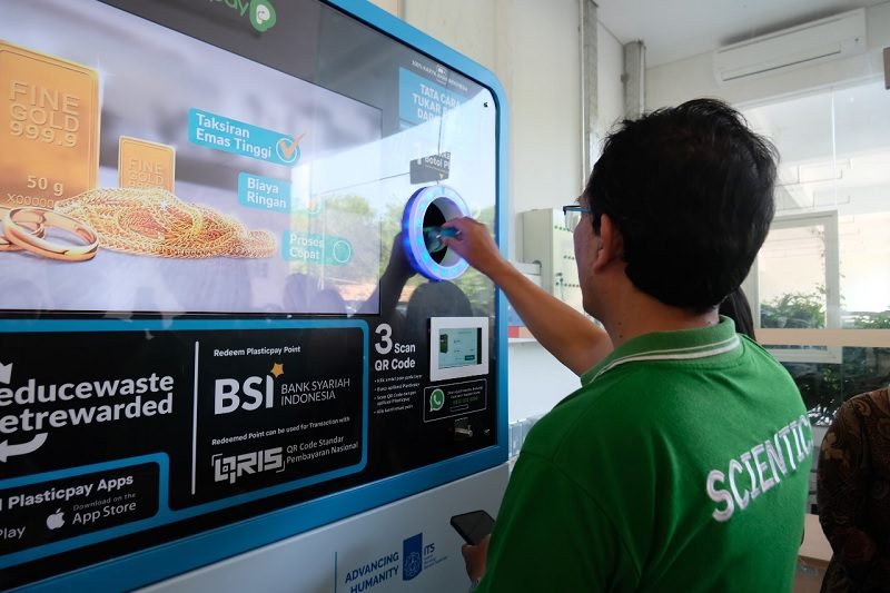 PEDULI LINGKUNGAN, FSAD ITS GANDENG BSI KELOLA LIMBAH BOTOL PLASTIK