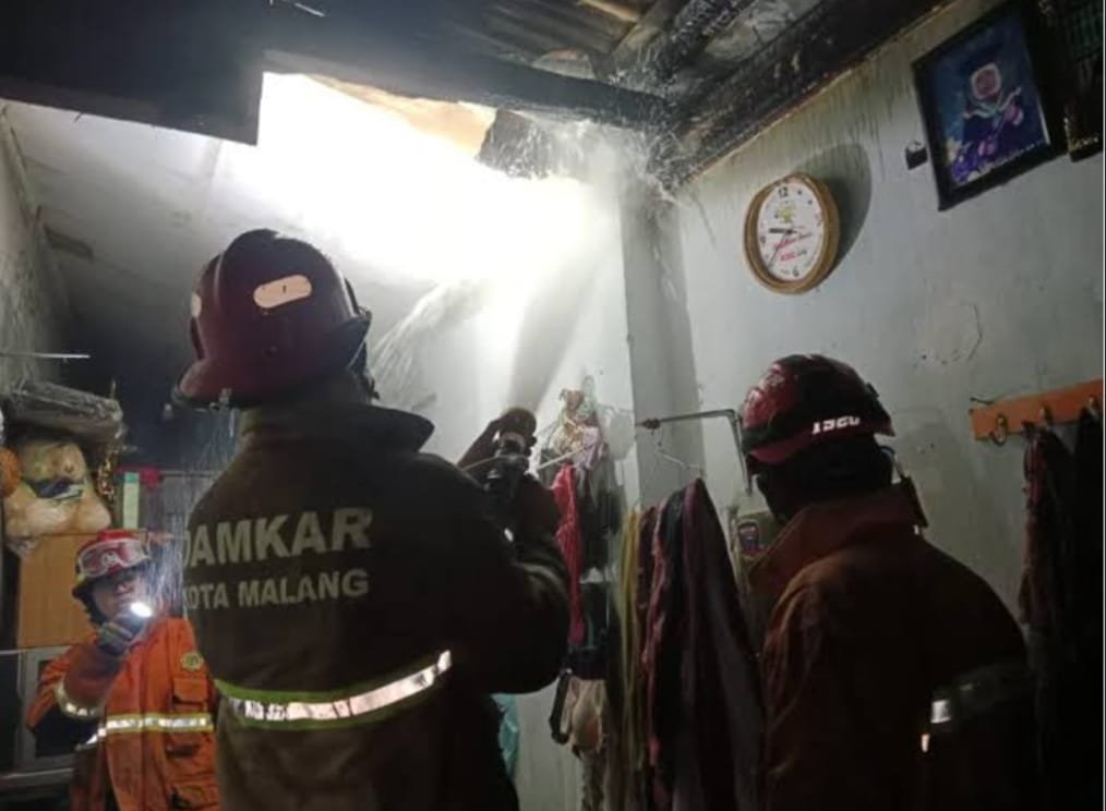 KEBAKARAN HEBAT HANGUSKAN RUMAH DI JALAN GAJAYANA, KERUGIAN CAPAI RP 500 JUTA