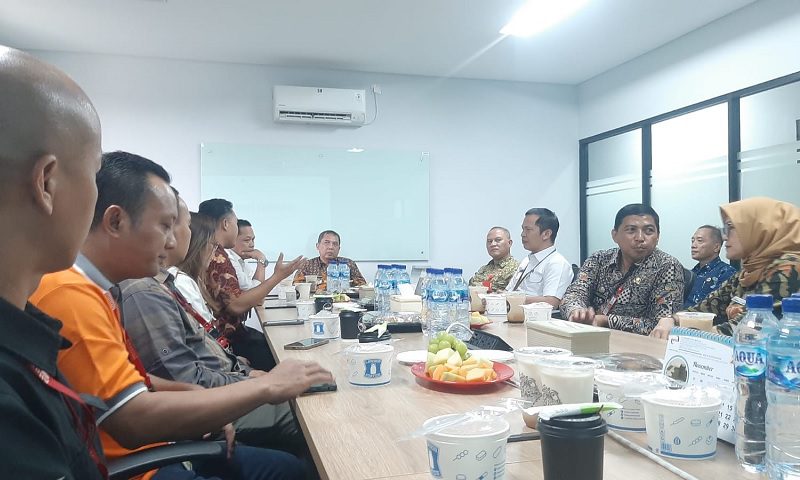 LAKUKAN KUNJUNGAN KE ALFAMART, PJ BUPATI BERHARAP UMKM BISA MERAMBAH LUAR WILAYAH