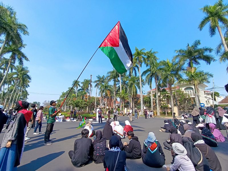 1 TAHUN GENOSIDA PALESTINA, YDSF GELAR AKSI KEMANUSIAAN DI CAR FREE DAY MALANG