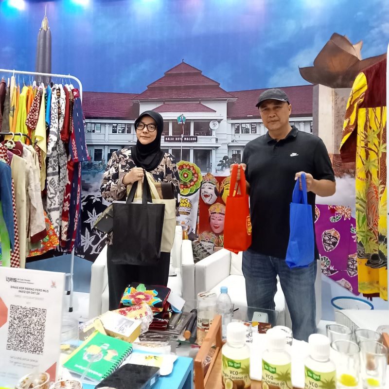3459-Pj Iwan Kurniawan beserta istri di Booth Malang KUNJUNGI BOOTH KOTA MALANG DI INACRAFT 2024, INI KATA PJ WALI KOTA MALANG
