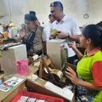 OBATI RASA RINDU ABAH ANTON BERTEMU RATUSAN KARYAWAN PABRIK ROKOK