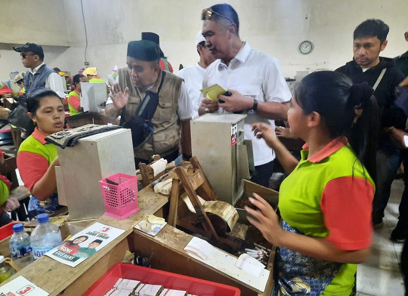OBATI RASA RINDU ABAH ANTON BERTEMU RATUSAN KARYAWAN PABRIK ROKOK