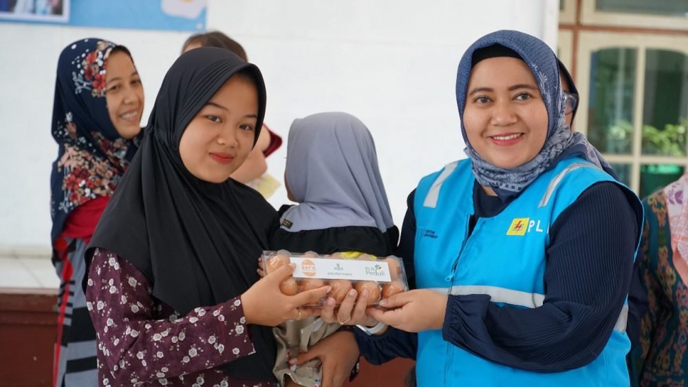 BERI BANTUAN 2.000 EKOR AYAM, PLN DUKUNG PROGRAM ZERO STUNTING EGGCELLENT DI DESA KARANGKATES, SUMBERPUCUNG