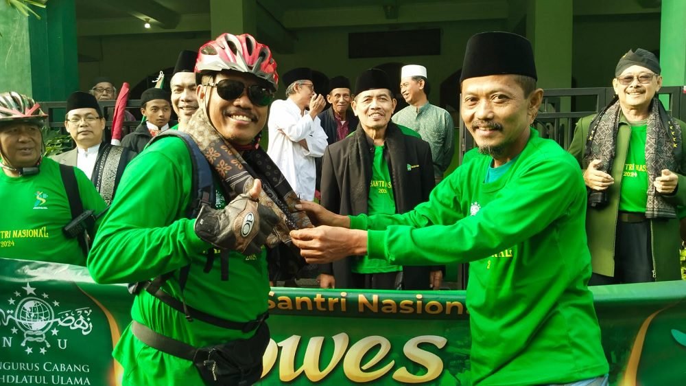HARI SANTRI, TIM KHOFIFAH BAGI-BAGI 100 SARUNG