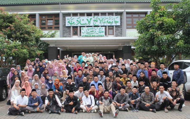 SANTRI MENJADI TELADAN DALAM ADAB DAN KEMANDIRIAN