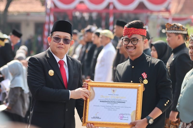 PERINGATAN HARI SUMPAH PEMUDA KE-96, PEMPROV JATIM BERI PENGHARGAAN UNTUK PEMUDA INSPIRATIF